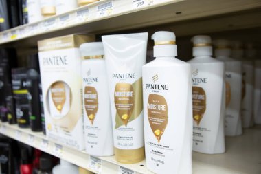 Los Angeles, California, ABD - 05-20-2022: Yerel bir bakkalda sergilenen birkaç şişe Pantene Günlük Nem Yenileme saç ürününün manzarası.