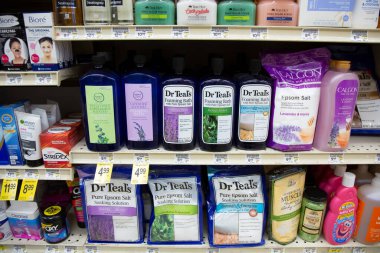 Los Angeles, California, ABD - 05-20-2022: Dr. Teal 'in banyo gevşetici ürünlerinin çeşitli paketleri yerel bir bakkalda sergileniyor.