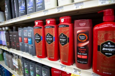 Los Angeles, California, ABD - 05-20-2022: Yerel bir bakkalda sergilenen çok sayıda Old Spice vücut yıkama ürünü manzarası.