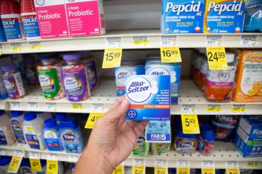 Los Angeles, Kaliforniya, ABD - 05-20-2022: Yerel bir bakkalda sergilenen bir paket Alka-Seltzer 'i tutan bir elin görüntüsü.