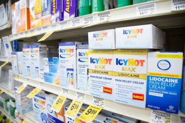 Los Angeles, California, ABD - 05-20-2022: Yerel bir bakkalda sergilenen çok sayıda IcyHot ürününün görüntüsü.