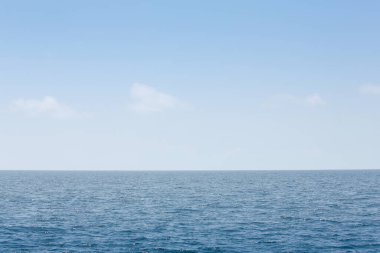 Mavi gökyüzü olan basit bir okyanus manzarası..