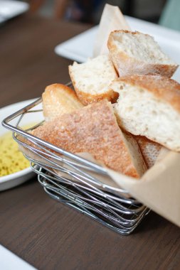 Restoran ortamında bir sepet ev ekmeği manzarası..
