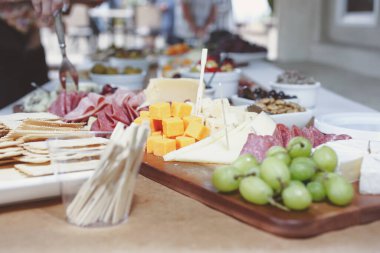 Yerel bir yemek organizasyonunda görülen otlak masası manzarası..