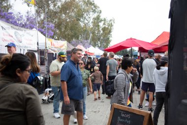 Torrance, California, ABD - 05-20-2022: Torrance Çiftçi Pazarı 'nda yürüyen insanların görüntüsü.