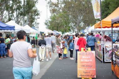 Los Angeles, California, ABD - 05-20-2022: Torrance Çiftçi Pazarı 'nda yürüyen insanların manzarası.