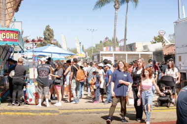 Garden Grove, California, ABD - 05-30-2022: Çilek Festivali 'nde bir büfede sırada bekleyen insanların görüntüsü.