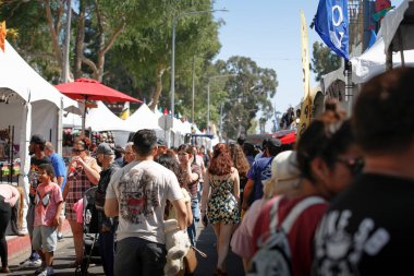 Garden Grove, California, ABD - 05-30-2022: Çilek Festivali 'nde gösterilen kalabalığın çevrede yürüyüşü.