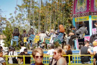 Garden Grove, California, ABD - 05-30-2022: Çilek Festivali 'nde dönen salıncaktaki insanların görüntüsü.