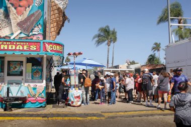 Garden Grove, California, ABD - 05-30-2022: Çilek Festivali 'nde bir büfede sırada bekleyen insanların görüntüsü.