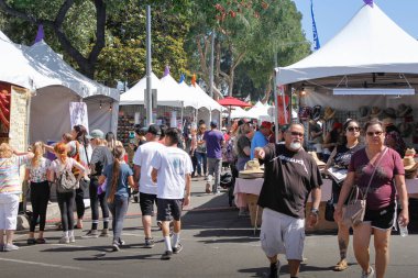 Garden Grove, California, ABD - 05-30-2022: Çilek Festivali 'nde bir sıra satıcı çadırı ve kalabalığın manzarası.