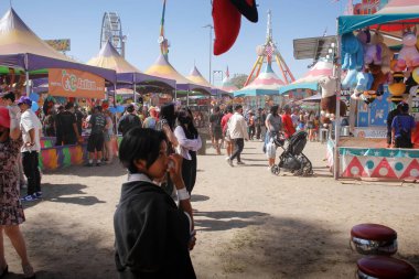 Garden Grove, California, ABD - 05-30-2022: Çilek Festivali 'nde gösterilen kalabalığın çevrede yürüyüşü.