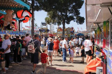 Garden Grove, California, ABD - 05-30-2022: Çilek Festivali 'nde gösterilen kalabalığın çevrede yürüyüşü.
