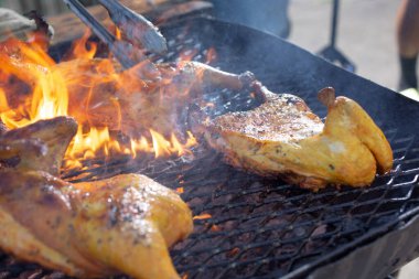 Izgara Pollo Asado yapan bir aşçı manzarası.