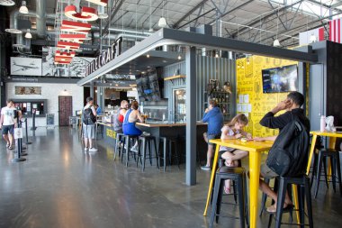 Long Beach, California, ABD - 05-20-2022: Long Beach Exchange 'de görülen Bottlecraft olarak bilinen bira satıcısında dinlenen insanların görüntüsü.