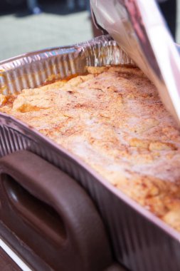 Büyük bir folyo tepsisi şeftalili tart manzarası..