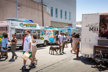 Los Angeles, California, ABD - 05-20-2022: Black on the Block festivali etrafında yürüyen insanların görüntüsü.