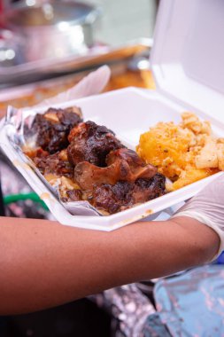 Boğulmuş öküz kuyruğundan oluşan köpük kabın görüntüsü.