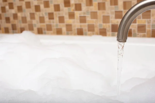 泡風呂のセッション中に熱い浴槽に水を注ぐ蛇口の景色 — ストック写真