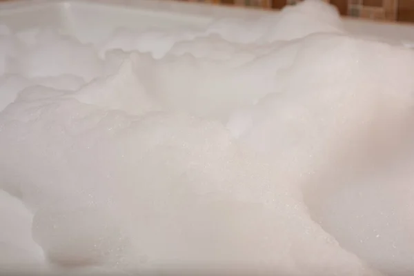 泡泡浴过程中的热浴缸视图 — 图库照片