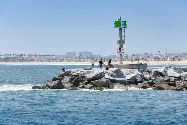 Newport Beach Kalifornia Stany Zjednoczone 2019 Widok Ludzi Łowiących Końcu — Zdjęcie stockowe