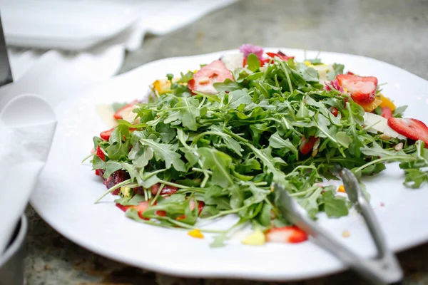 Uma Vista Uma Salada Arugula Com Frutas Tropicais Picadas — Fotografia de Stock