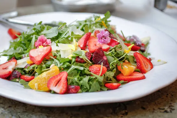 Uma Vista Uma Salada Arugula Com Frutas Tropicais Picadas — Fotografia de Stock