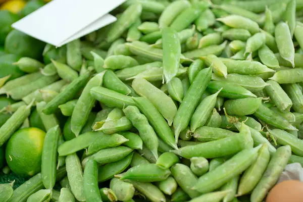 View Large Pile Sugar Snap Peas Display Local Farmers Market — Stock Photo, Image
