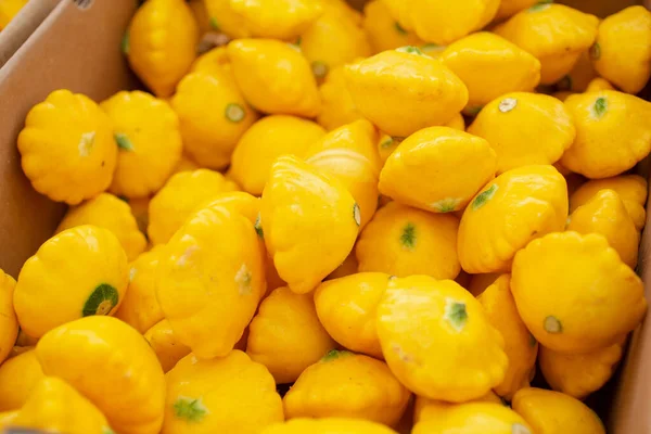 Вид Коробки Полной Желтого Паттипанского Сквоша Выставленной Местном Фермерском Рынке — стоковое фото