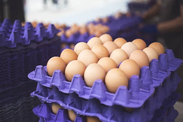Ein Blick Auf Mehrere Stapel Frischer Eier Die Auf Einem — Stockfoto