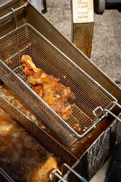 Över Nystekt Friterad Kalkonben Sett Inuti Fritös Korg — Stockfoto