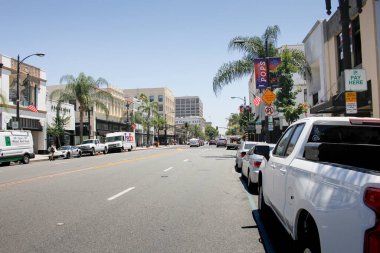 Pasadena, California, ABD - 05-20-2022: Pasadena 'da Colorado Bulvarı' na bakan bir manzara.