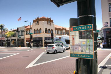 Pasadena, California, ABD - 05-20-2022: Bir kesişme noktasında bir harita dizininin görüntüsü.