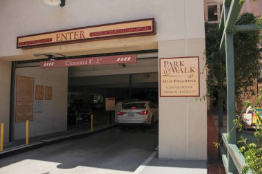 Pasadena, California, ABD - 05-20-2022: Eski Pasadena otoparkına giriş ve yürüyüş manzarası.