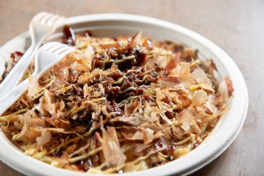 Bir okonomiyaki plakası görünümü.