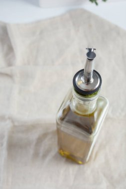 Bir zeytinyağı şişesi manzarası, içinde şeker seti var..