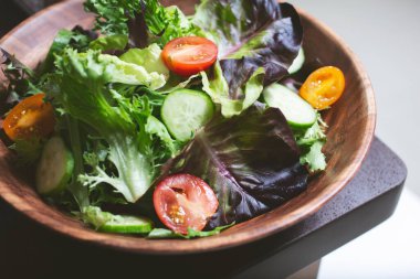 Salata kasesinin yakın çekimi..