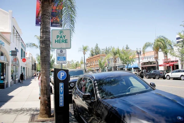 米国カリフォルニア州パサデナ 2022 通りの隣に駐車料金メーターキオスクの眺め — ストック写真