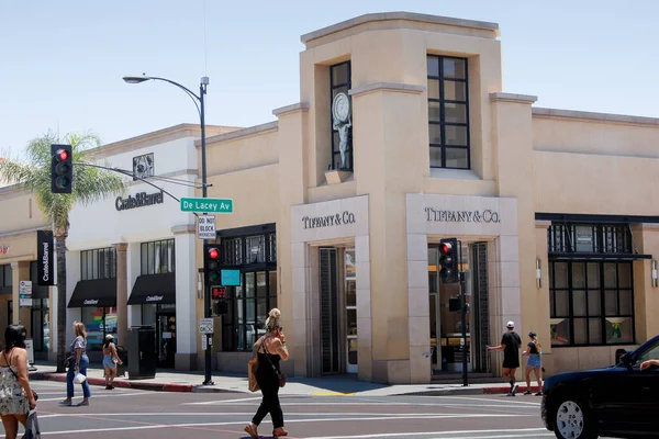 米国カリフォルニア州パサデナ 2022 ダウンタウンパサデナのティファニーと株式会社の店頭の景色 — ストック写真