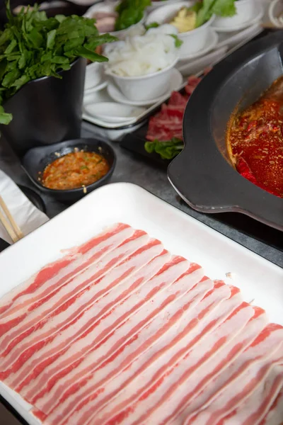 豚肉のストリップのプレートのビュー 鍋料理の一部 — ストック写真
