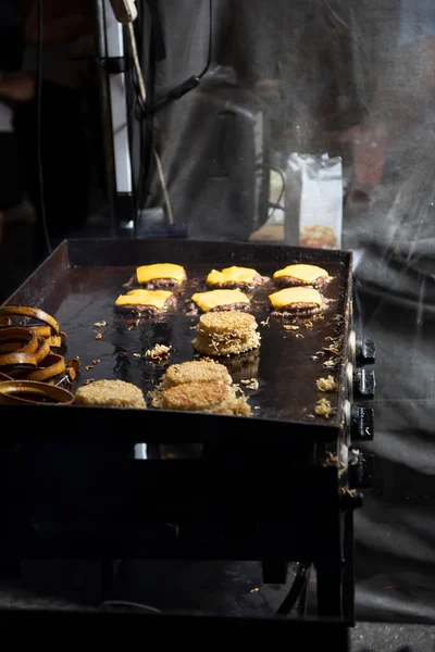 ラーメンバーガーを調理する屋外のグリッドのビュー — ストック写真