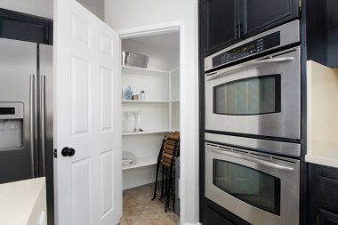 Los Angeles, California, ABD - 05-20-2022: Mutfak kileri manzarası.