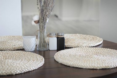 Yer ayarlı şık bir ev yemeği masası manzarası.