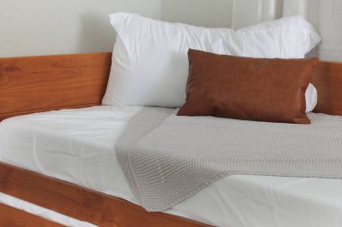 Tam boy bir misafir yatağı manzarası..