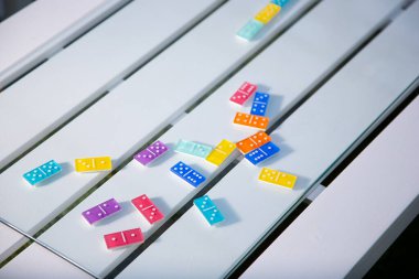 Renkli domino taşlarından oluşan bir tablo..