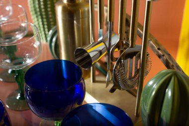 Barmen aletleriyle dolu bir tezgahın yakın plan görüntüsü.