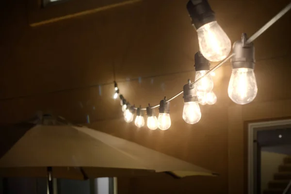 Vue Une Ampoule Rétro Éclatante Dans Décor Jardin Nuit — Photo
