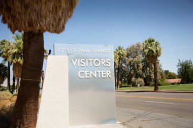 Palm Springs, Kaliforniya, ABD - 05-20-2022: Palm Springs Ziyaretçi Merkezi sokak tabelasının manzarası.