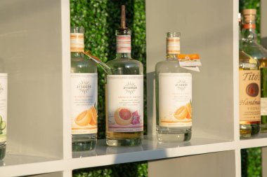 Los Angeles, California, ABD - 05-20-2022: Bir raf manzarası 21 tohumlu tekila şişelerini sergiliyor.