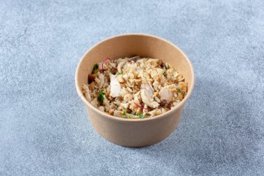 İçinde tavuk ve pilav olan konteynır kağıdı manzarası..